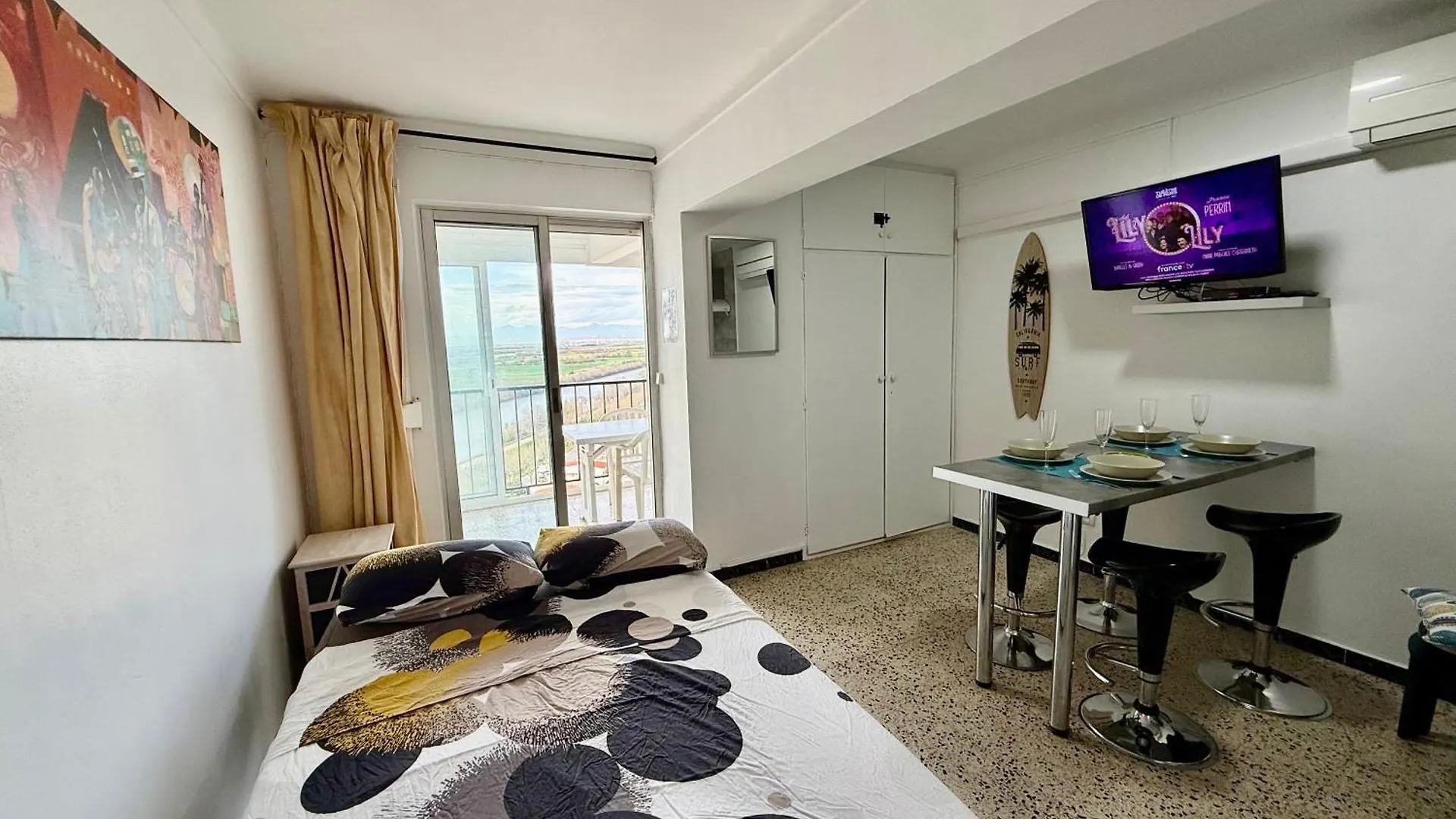 Awaydays - Karina - 1St Sea Line Studio Empuriabrava 0*,  Spain